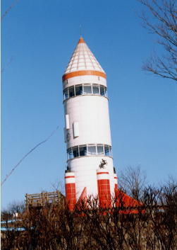 ロケット型展望台「コスモタワー」