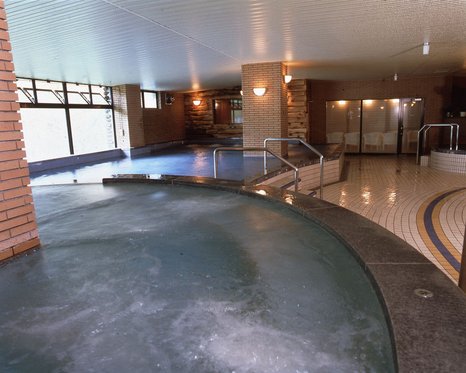 ホテルグリーンプラザ白馬内にある奥白馬温泉は北アルプスの地下1221ｍから涌きでる自家源泉は、美肌作りに効果がある重曹泉。1