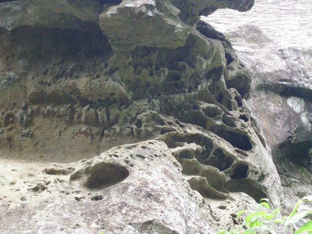 幻夢洞のハチの巣状風化岩