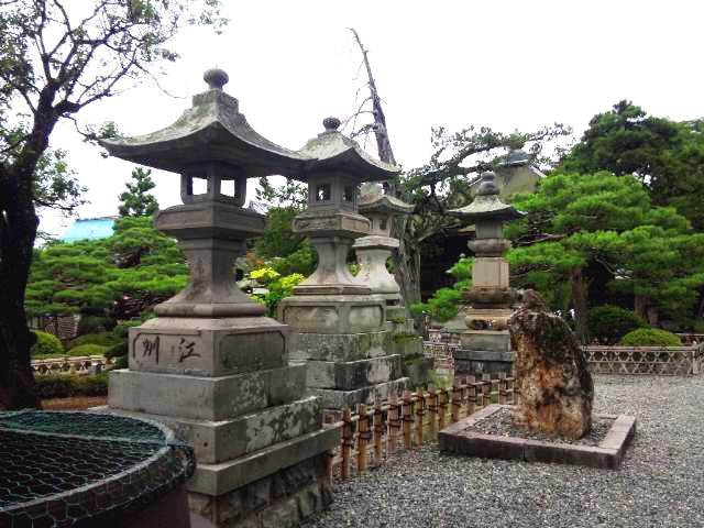 Stone Lanterns in Zenkoji Temple