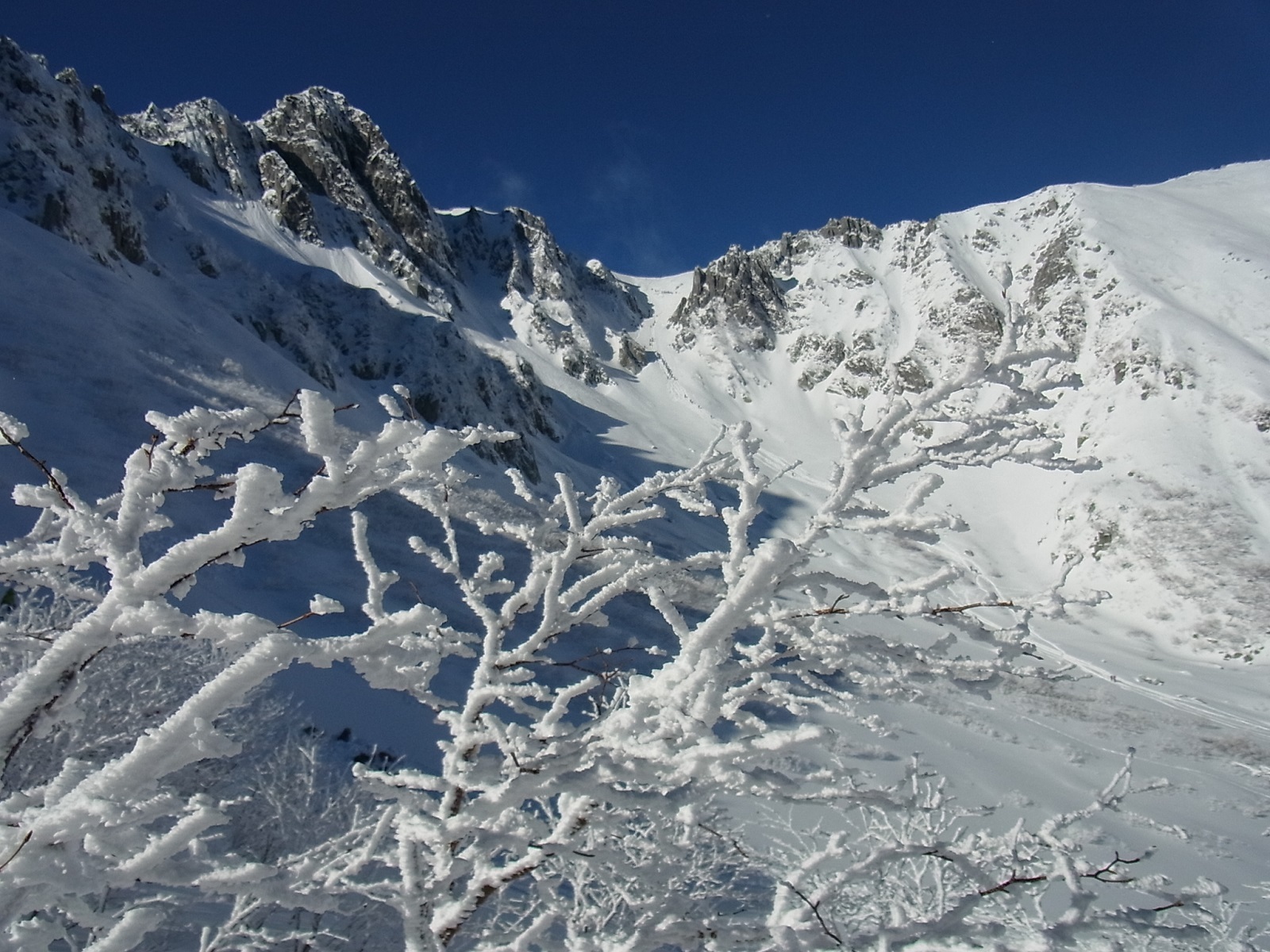 冬の樹氷と宝剣岳