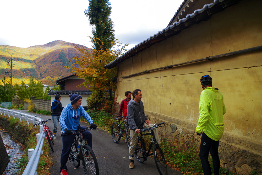 騎腳踏車穿越千曲的日本鄉間