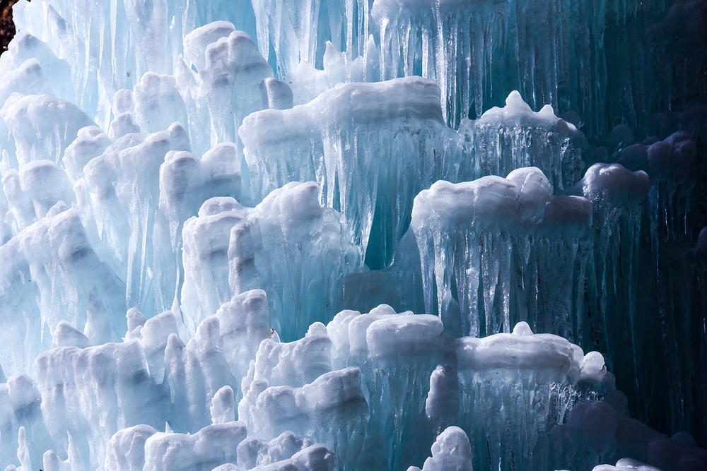 流れる端から凍る青い滝 寒さが育てる自然の芸術
