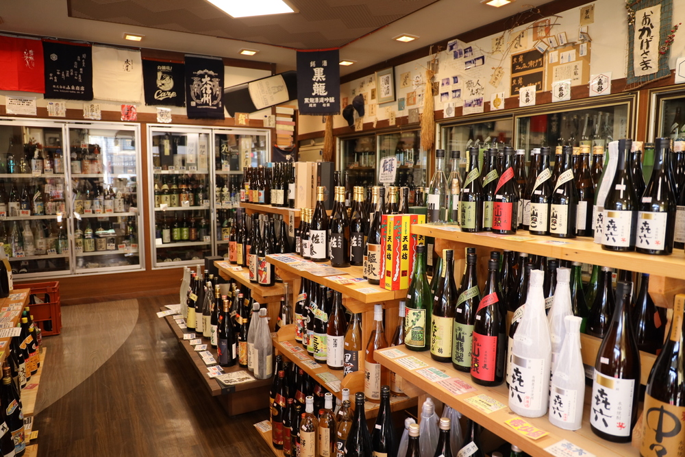 信州の地酒はもちろん、日本酒・焼酎・ワインそして、ウィスキーに至るまで、さまざまな銘酒を取り揃えております。