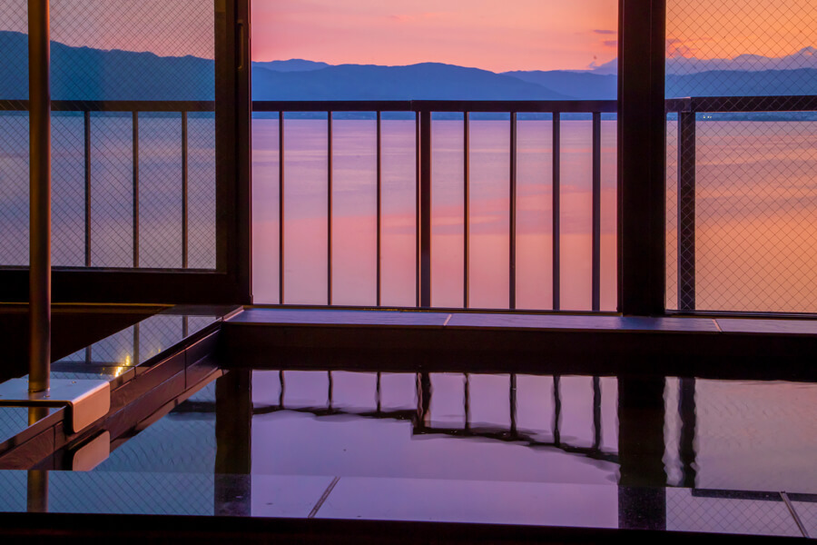 客室露天で諏訪湖の景色を独り占め