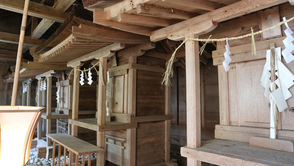 ４社殿（右から蔵王神社、白山神社、伊豆神社、熊野神社）&lt;br /&gt;
※公開は祭事のみ1