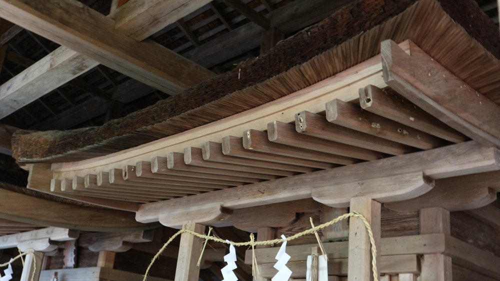白山神社社殿の垂木と檜皮葺1