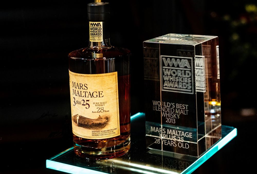 本坊酒造の信州マルス蒸留所で生産された「マルスモルテージ　３プラス２５　２８年」が英国のウイスキー専門誌が主催するコンテスト「ワールド・ウイスキー・アワード（ＷＷＡ）２０１３」ブレンデッドモルトウイスキー部門で最高賞を受賞