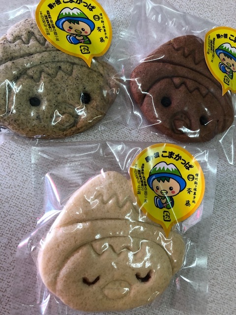 駒ヶ根市のＰＲキャラクター『こまかっぱ』のクッキーも人気です。プレーン・ココア・ごまの３種類。表情にもご注目ください。1