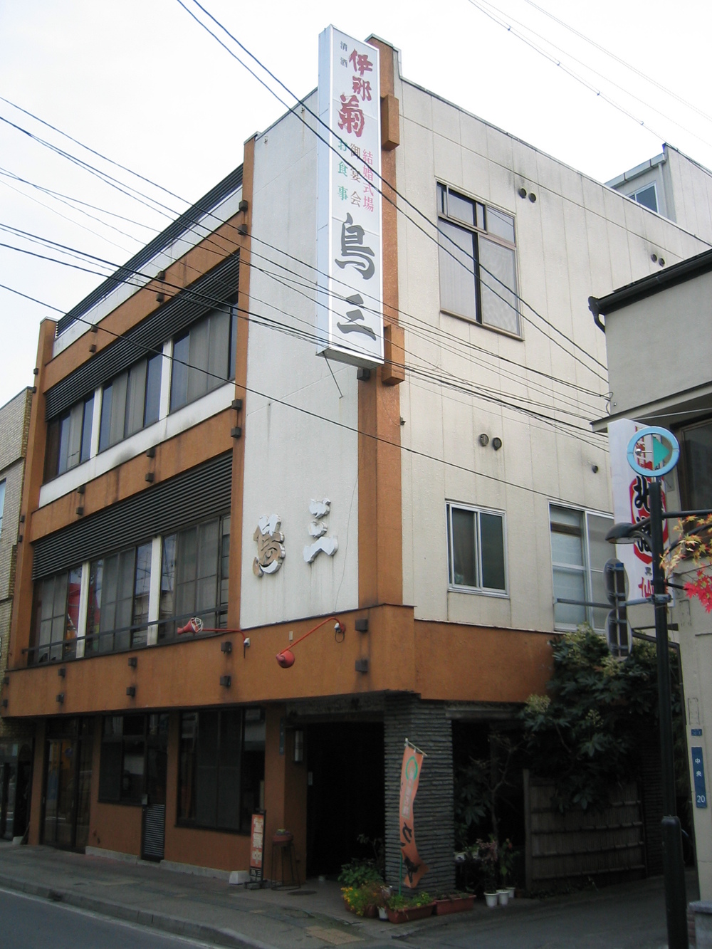 お店は、駒ヶ根駅からもほど近い商店街の中にあります。