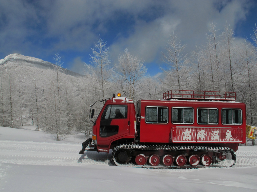 冬期は、アサマ2000スキー場の指定駐車場から雪上車に乗ってお宿まで向かいます。
