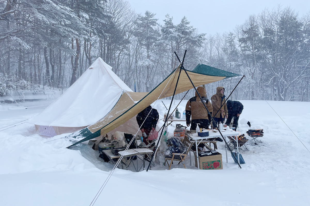 悪天候時の冬キャンプではこまめな雪おろしが必要