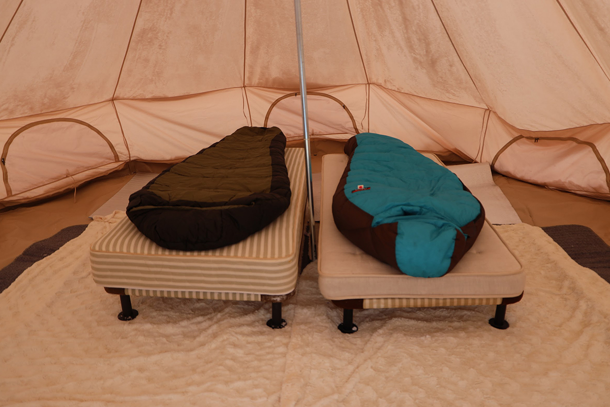 冬キャンプの寝床づくり