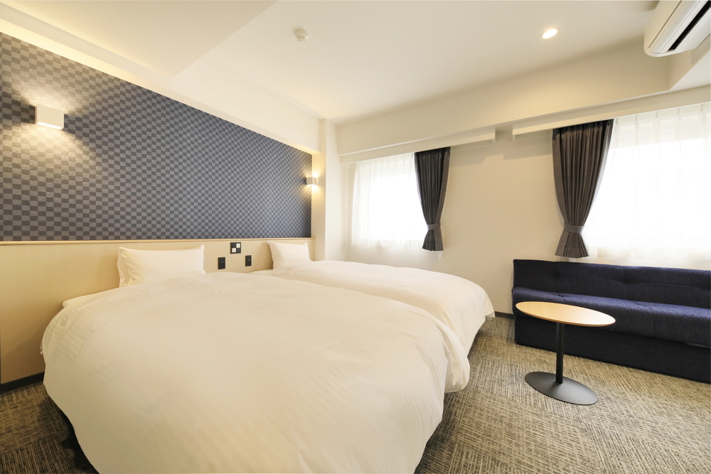 Our cozy rooms have everything &lt;br /&gt;
you need, so just relax and enjoy &lt;br /&gt;
your stay.&lt;br /&gt;
Room Highlights • Free Wi-Fi • Comfortable mattress • Air conditioning • Air purifier • Blackout curtain・Room Cast1