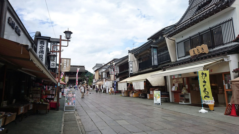 Nakamise - ถนนที่เต็มไปด้วยร้านค้าก่อนถึงวัด Zenkoji