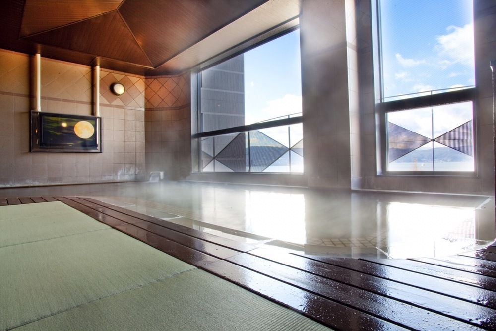 Onsen bath with &quot;Furo Tatami Mats&quot;, by its warm, safety and other features for walking on, you can relish the onsen more.1