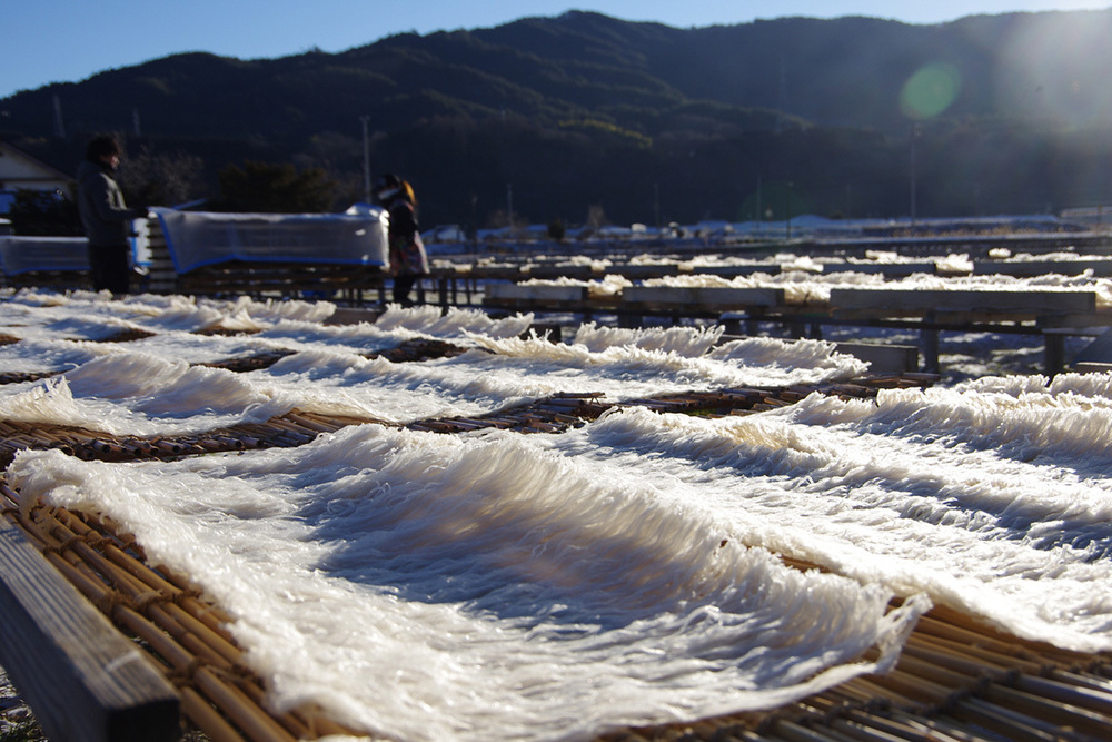 伊那谷の冬があるから味わえる。 伝統製法「天然糸寒天づくり」を見学
