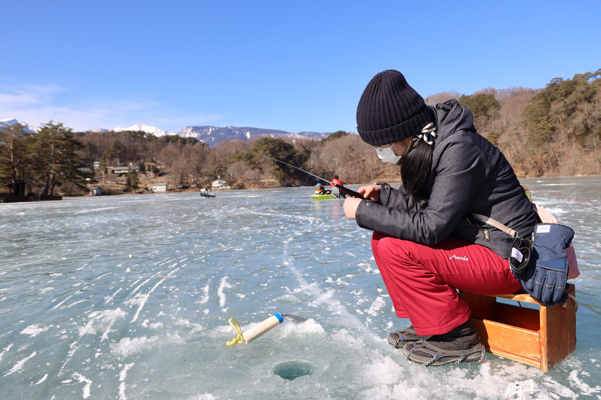 穴釣り 屋形船 経験がなくても楽しめるわかさぎ釣り ローカルフード 食 トリップアイデア Go Nagano 長野県公式観光サイト