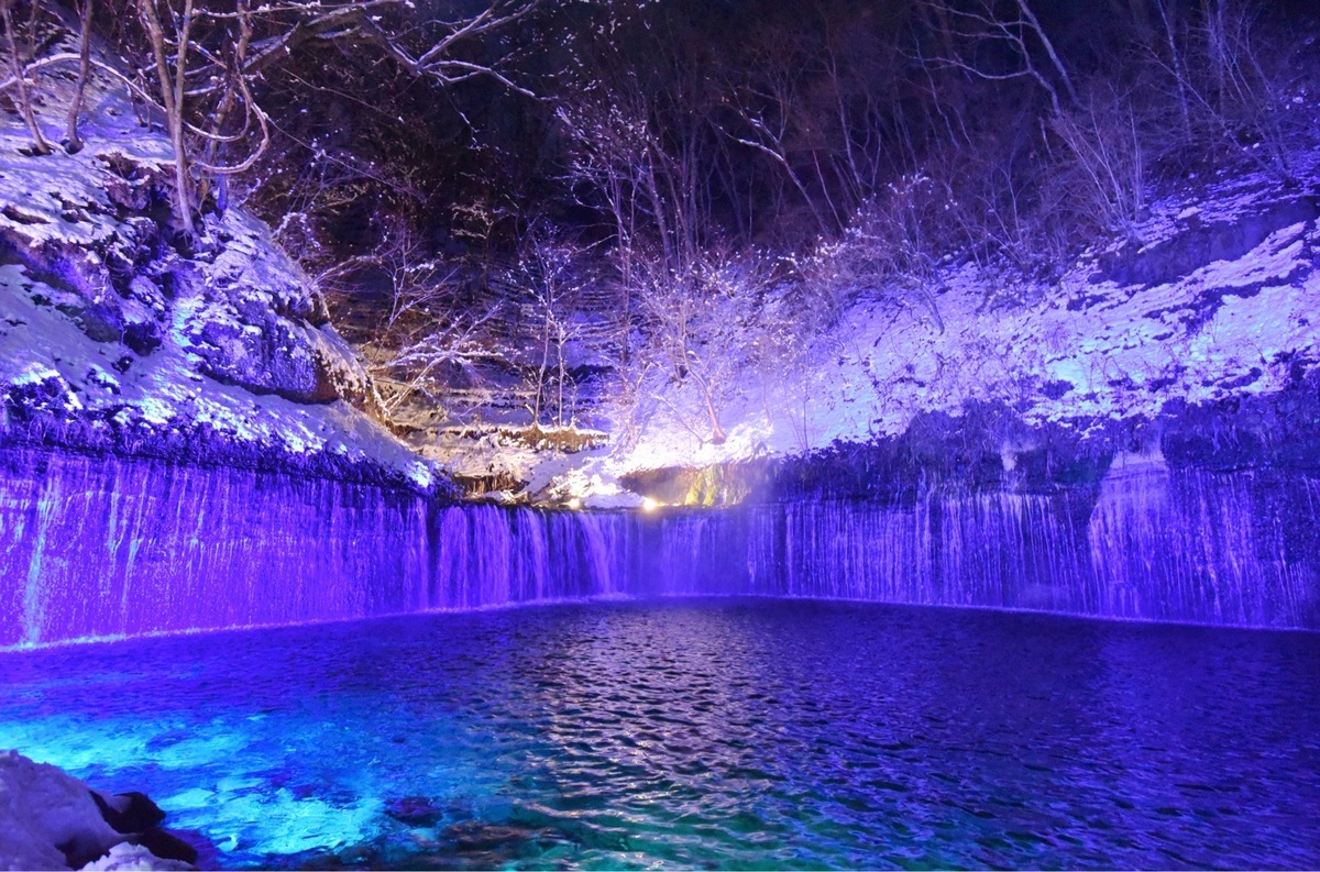 「白糸の滝」のライトアップ（提供：軽井沢観光協会）