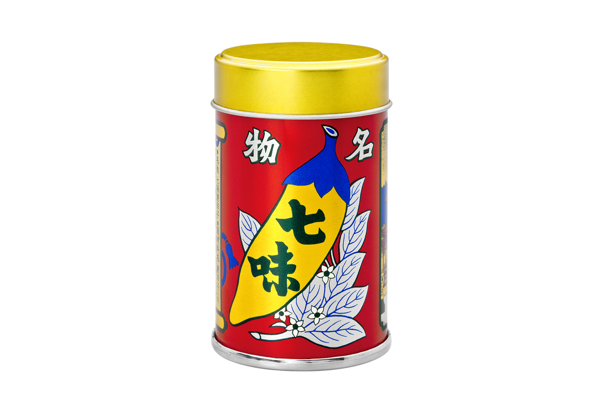 長野土産の定番・七味唐からし。缶の側面には善光寺も描かれています（提供：株式会社八幡屋磯五郎）
