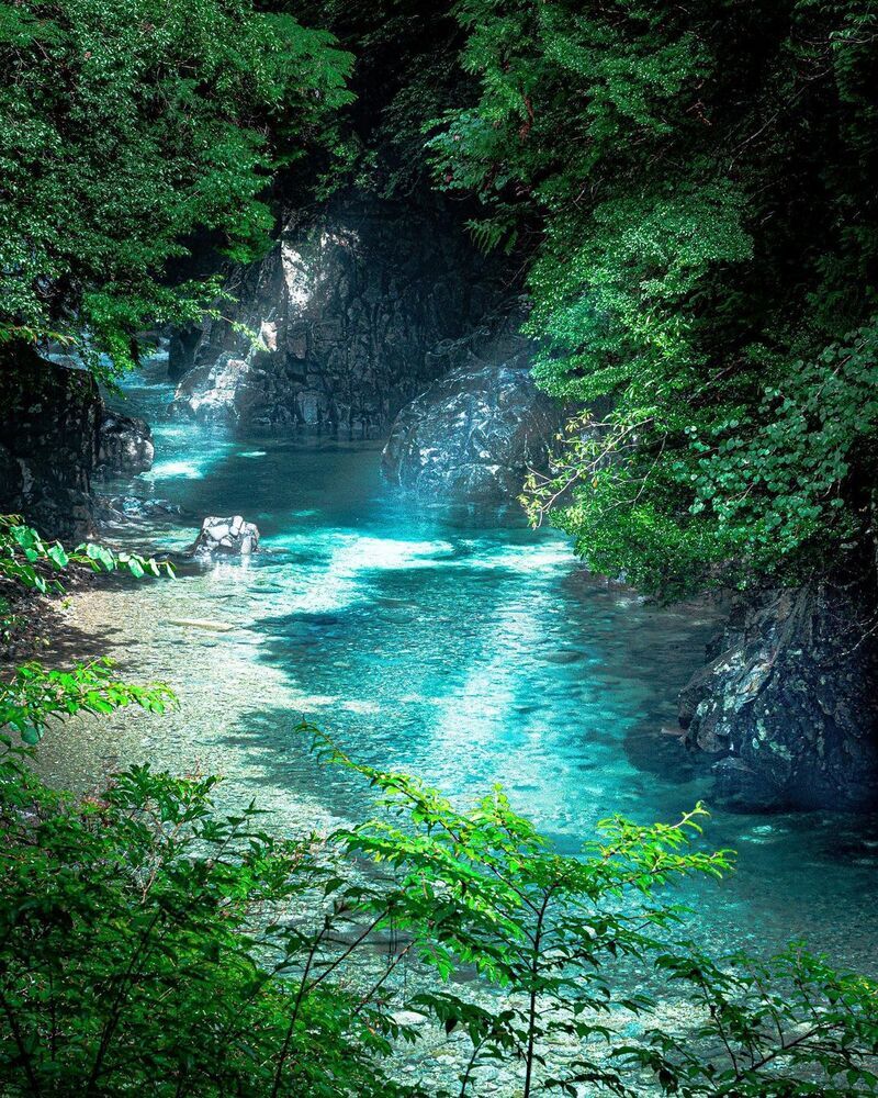 阿寺ブルーと称される清流が流れる阿寺渓谷。渓谷美と清流が織りなす絶景スポットです