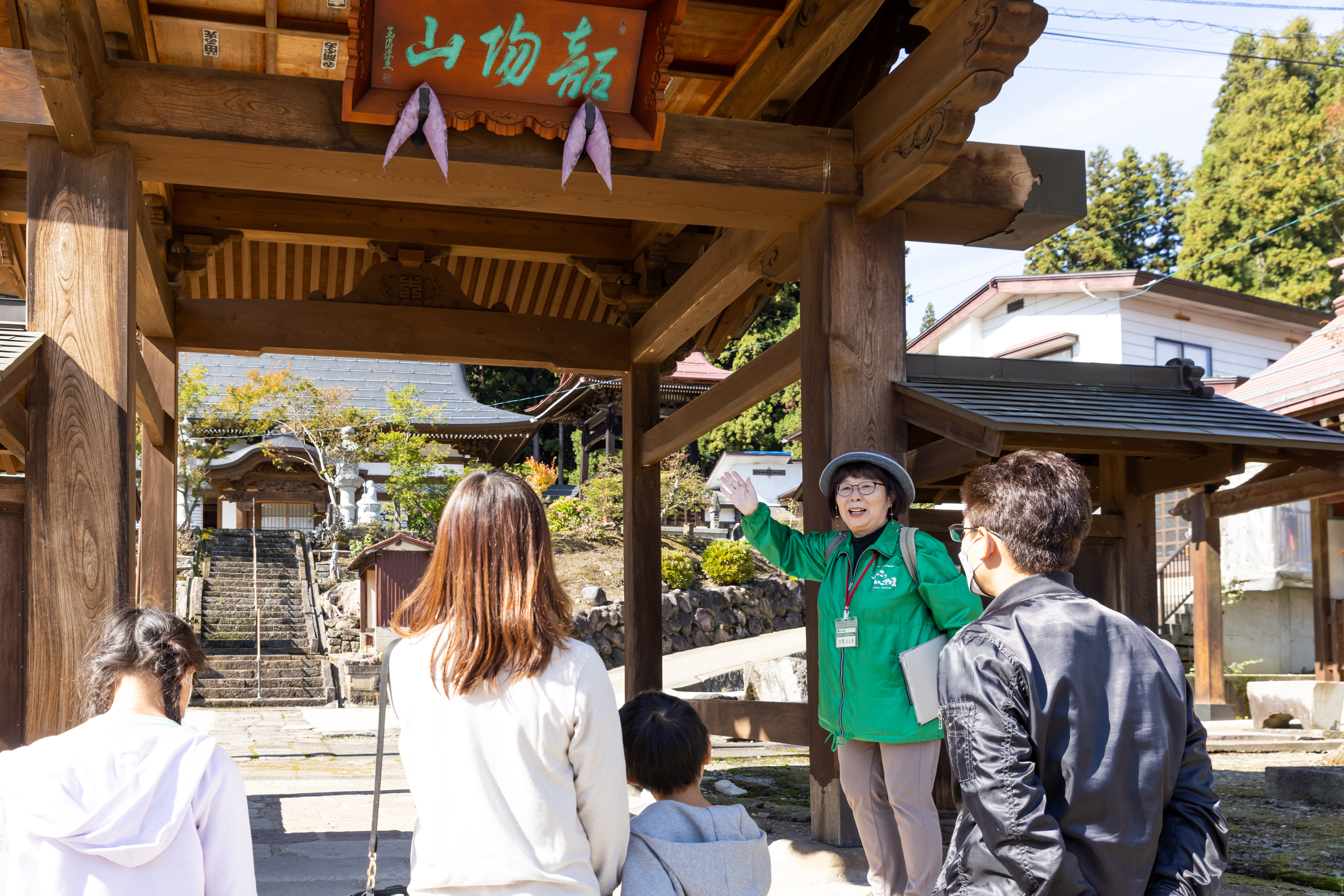 観光ガイド「ふるさと案内人」と雪国の小京都を歩く
