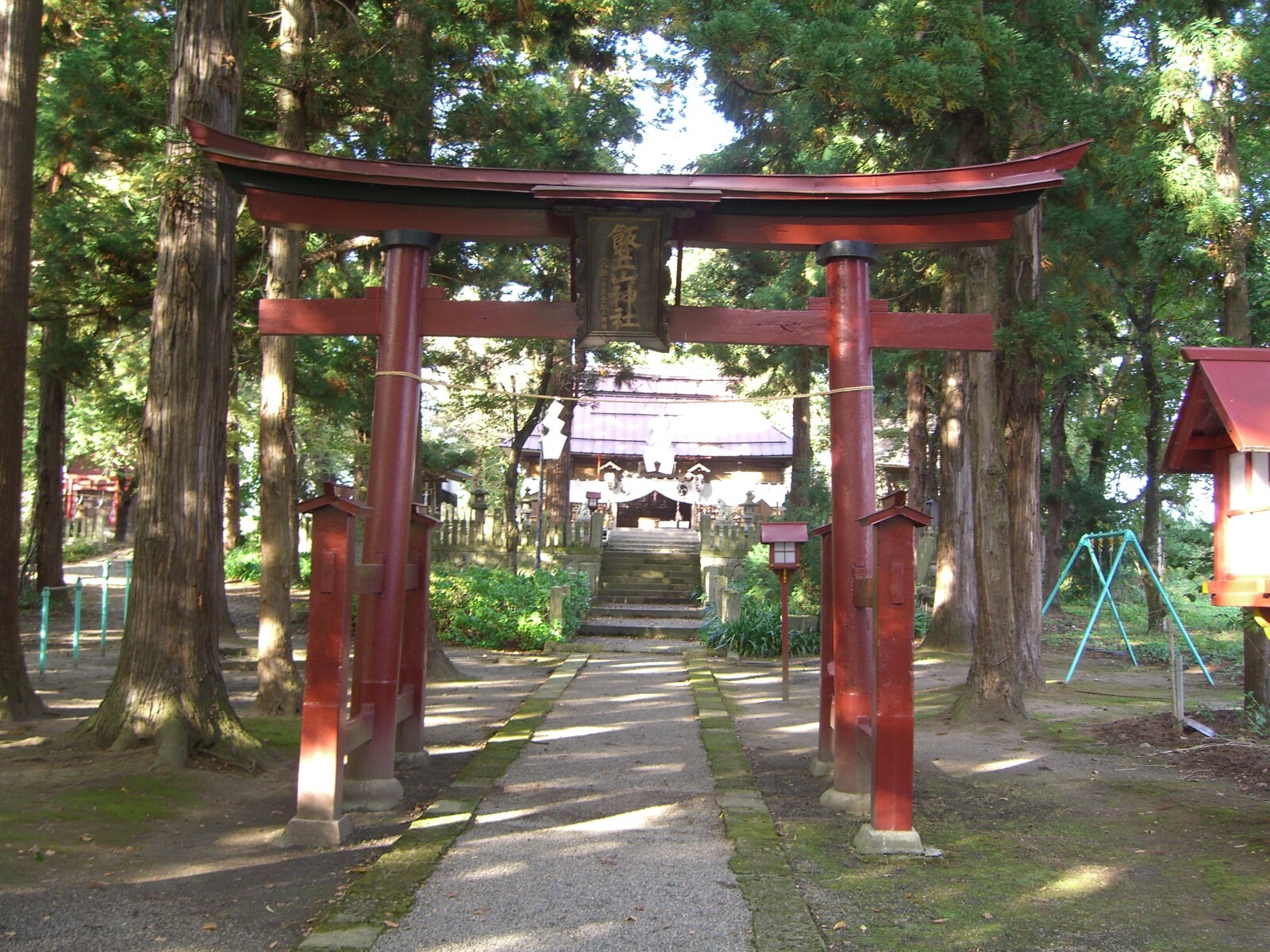 月替わりの御朱印で有名な飯笠山神社では、桜や菜の花、紫陽花などが描かれた御朱印を受けることができます。（各自負担）