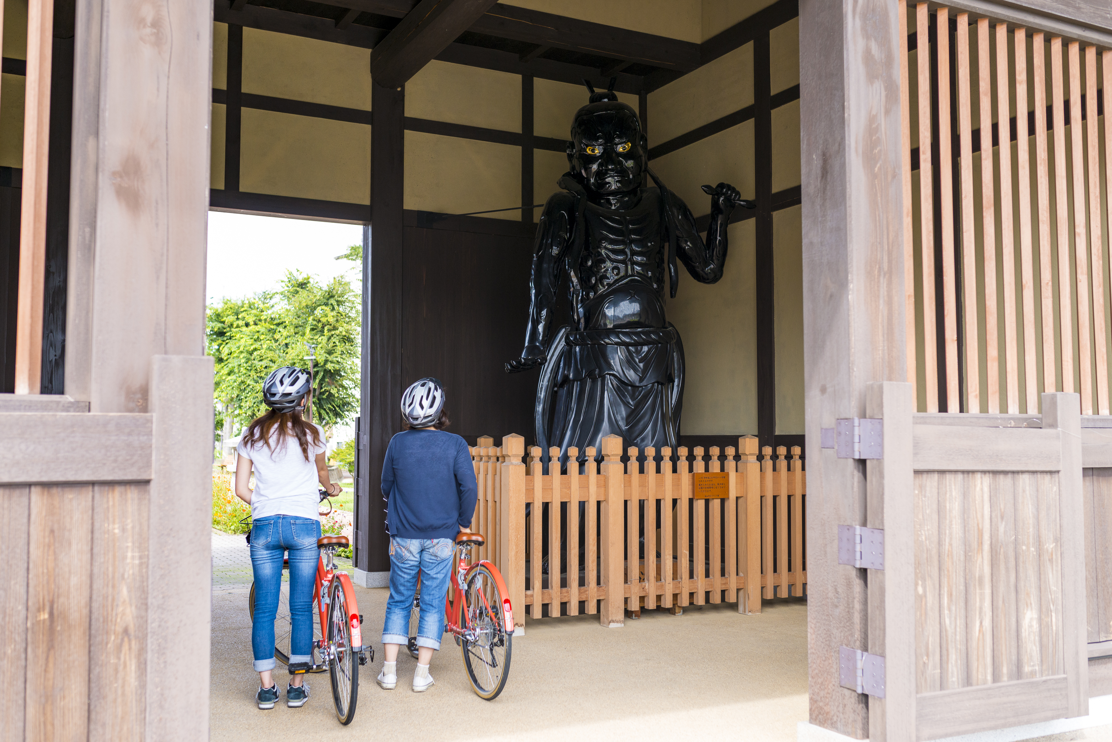 明治45年の善光寺御開帳の際に安置されていた仁王像。現在は飯山市に安置されています。