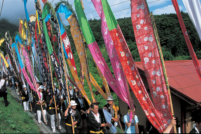 色鮮やかな織を持った行列が練り歩く、雨乞いの祭り「岳の幟」