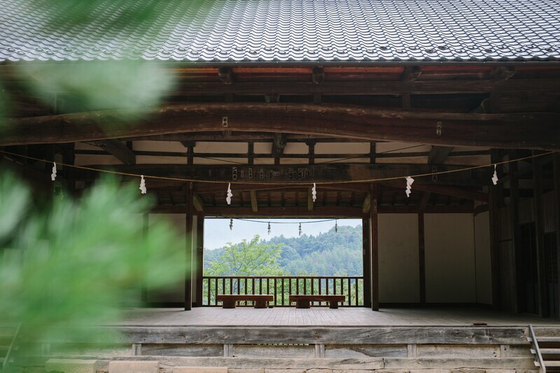 縁結びにご利益がある別所神社。神楽殿にはベンチが設置され、塩田平の展望が広がります