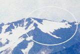 6月頃、南駒ケ岳に舞い上がる「白鳥」の姿が、白く残雪で現れます。1