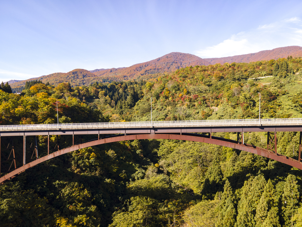 秋の鍋倉大橋と鍋倉山1