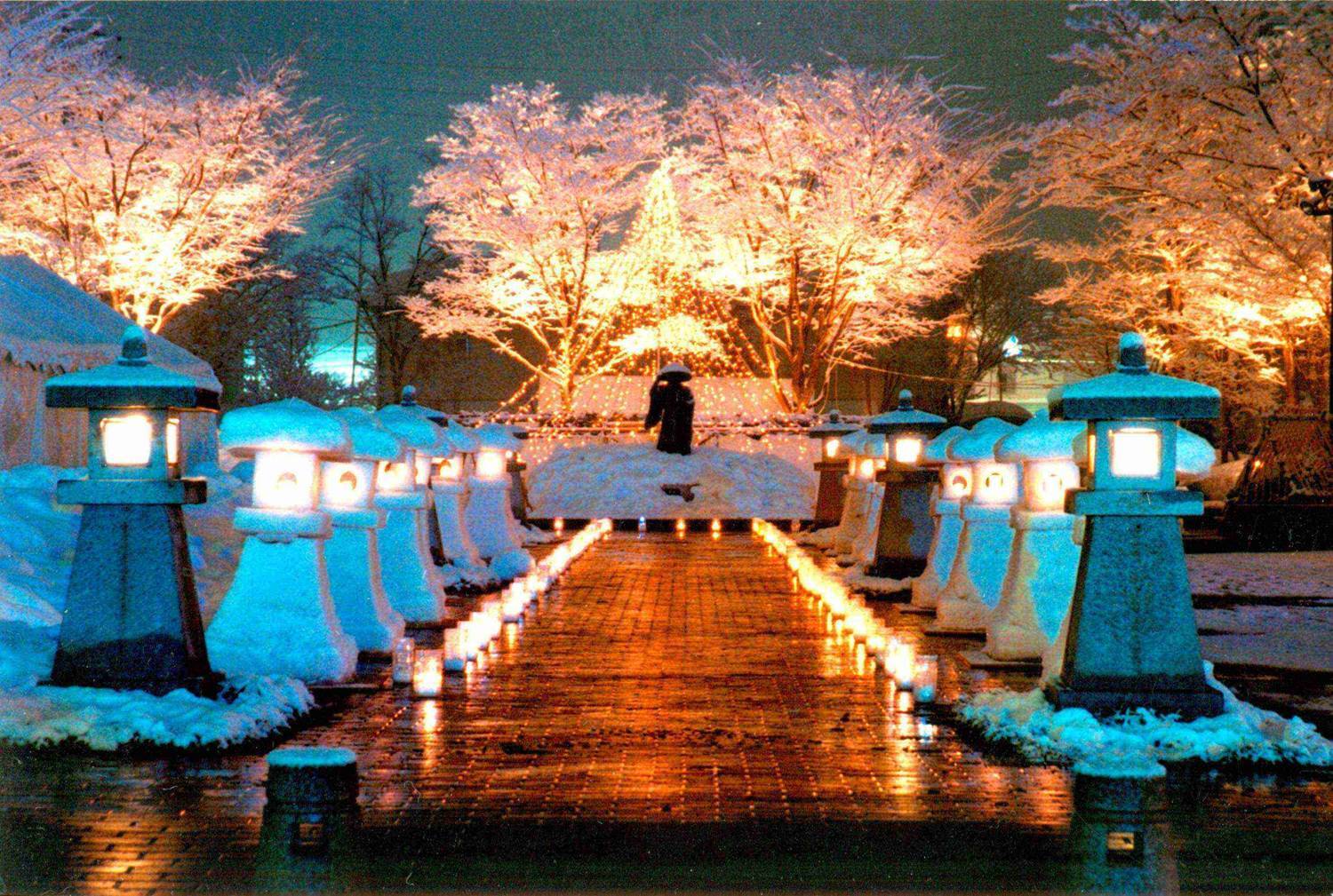 夜になると幻想的な雰囲気を醸す雪見灯篭