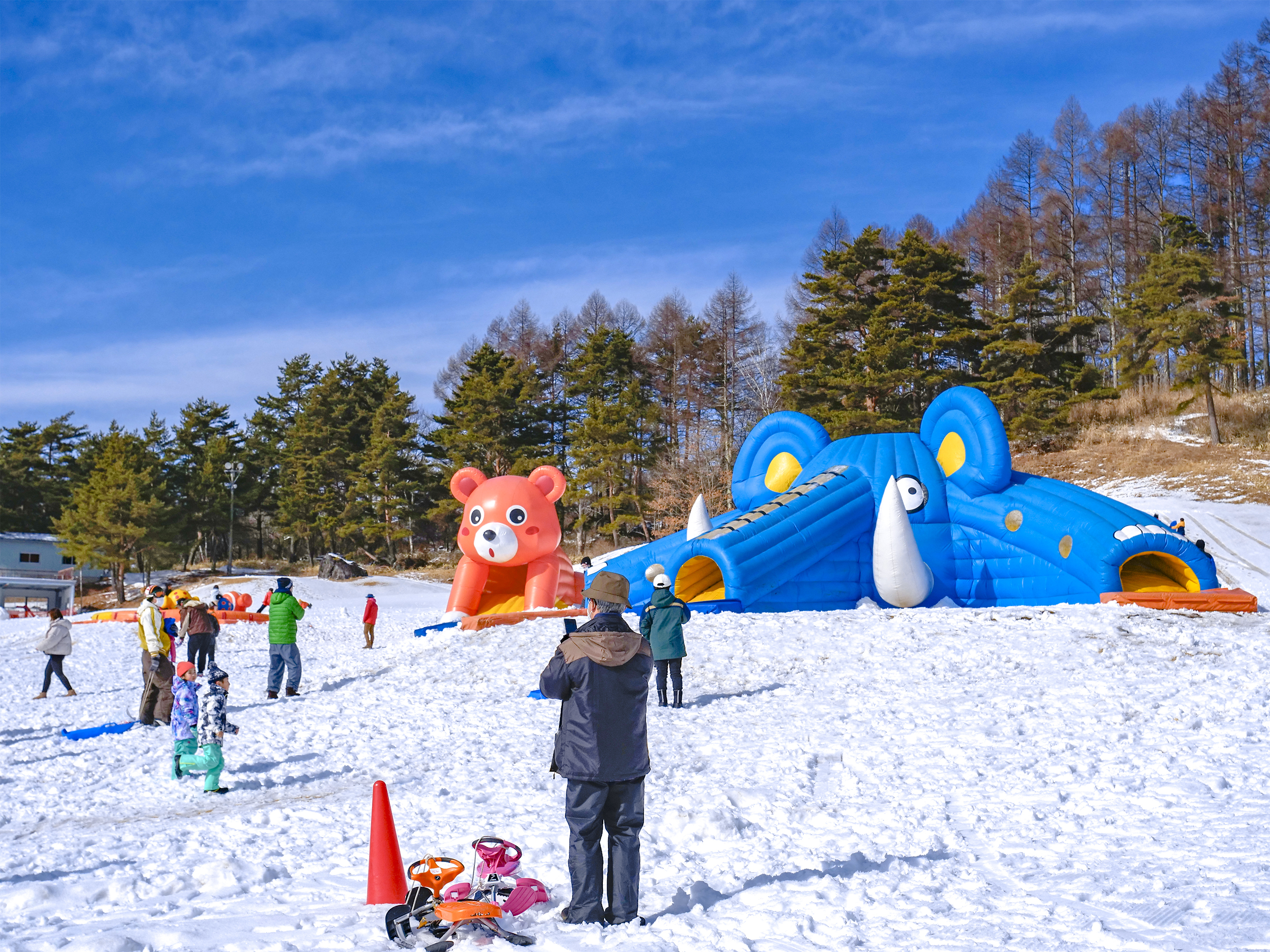 ゲレンデ初デビューの小さなお子様には、スノーランドで雪に触れながら遊具を使って遊べるよ！