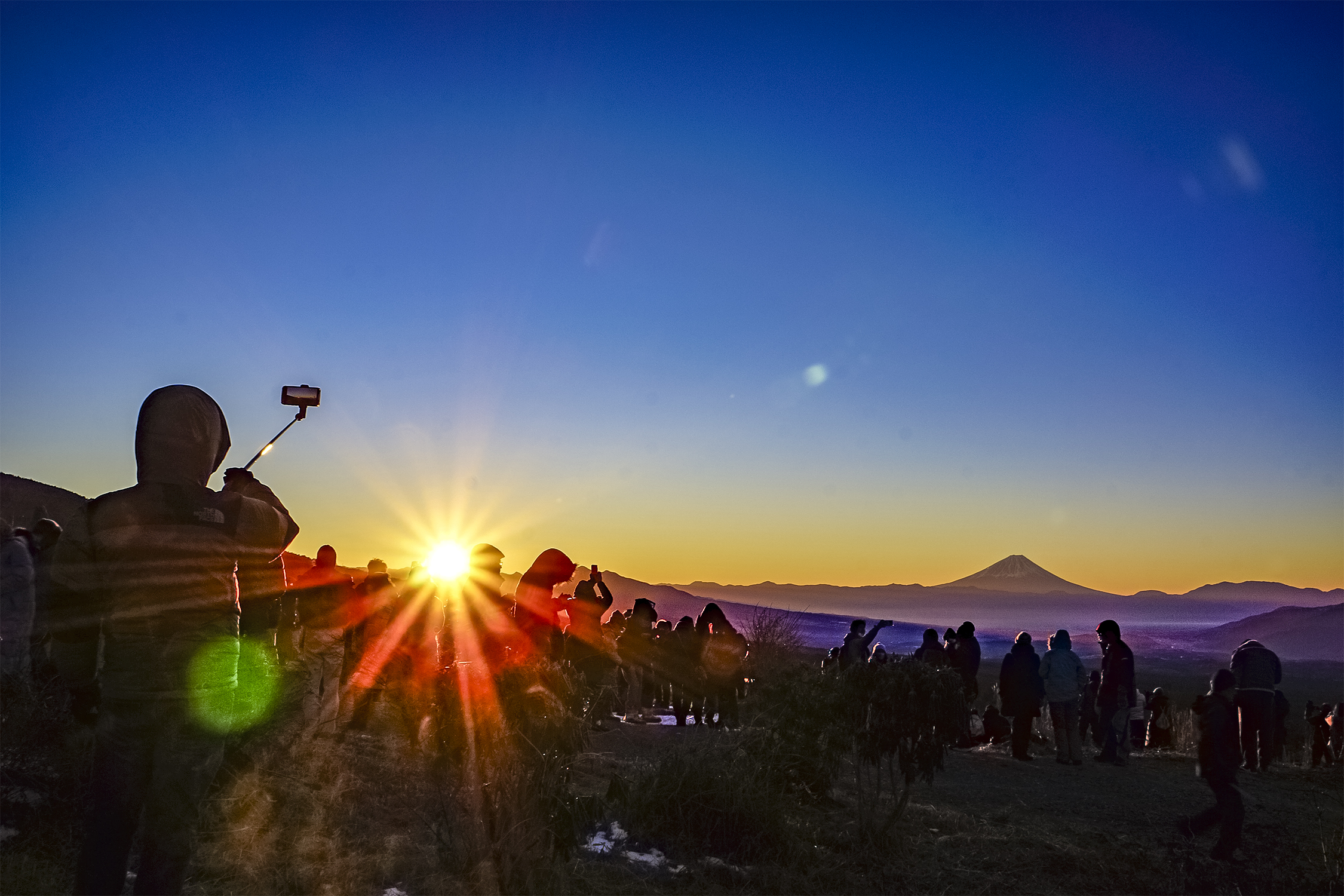 黄金色に輝く初日の出と雄大な富士山を一度に拝めるスポットとして毎年多くのお客様が富士見町2大リゾートにお越しくださいます。2024年のスタートを富士見町で過ごしませんか。ご来場お待ちしております。