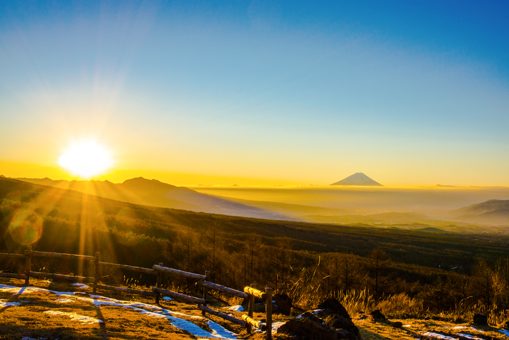 富士見高原リゾートの冬の草原から眺める富士山の美しさと初日の出は、心のシャッターに残したい風景NO.1.