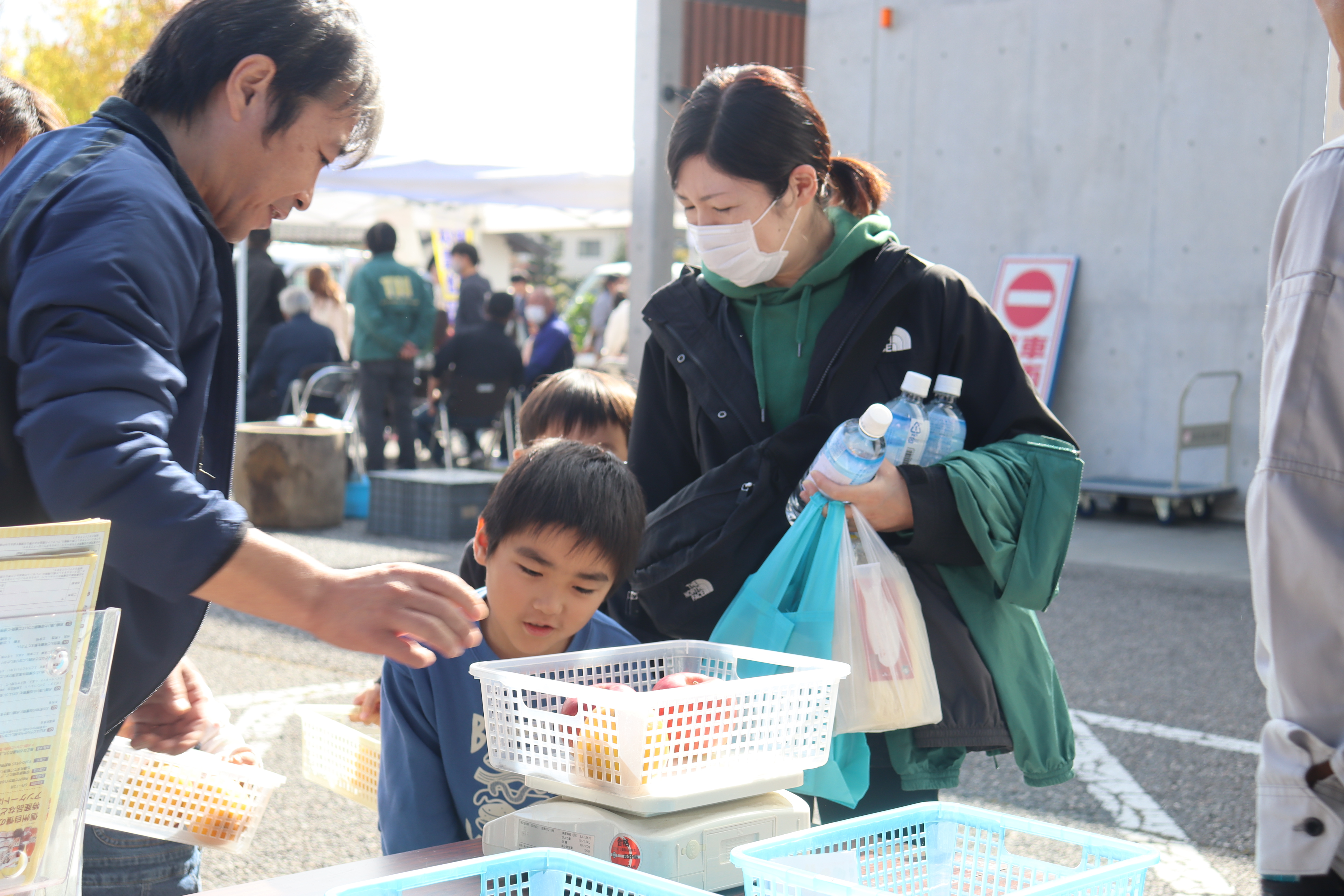 農産物の重さ当てクイズ