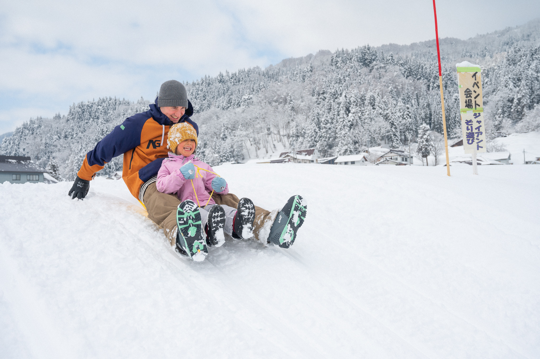 ソリなどの雪遊びが楽しめます。