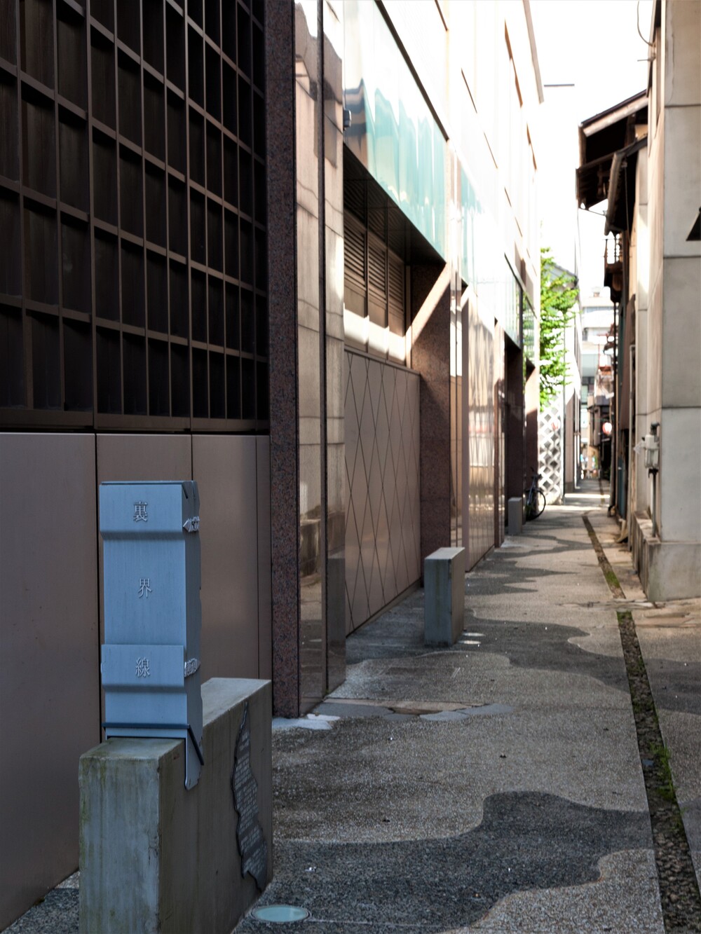 飯田大火の後、防火通路として設けられた幅２ｍの小道。1