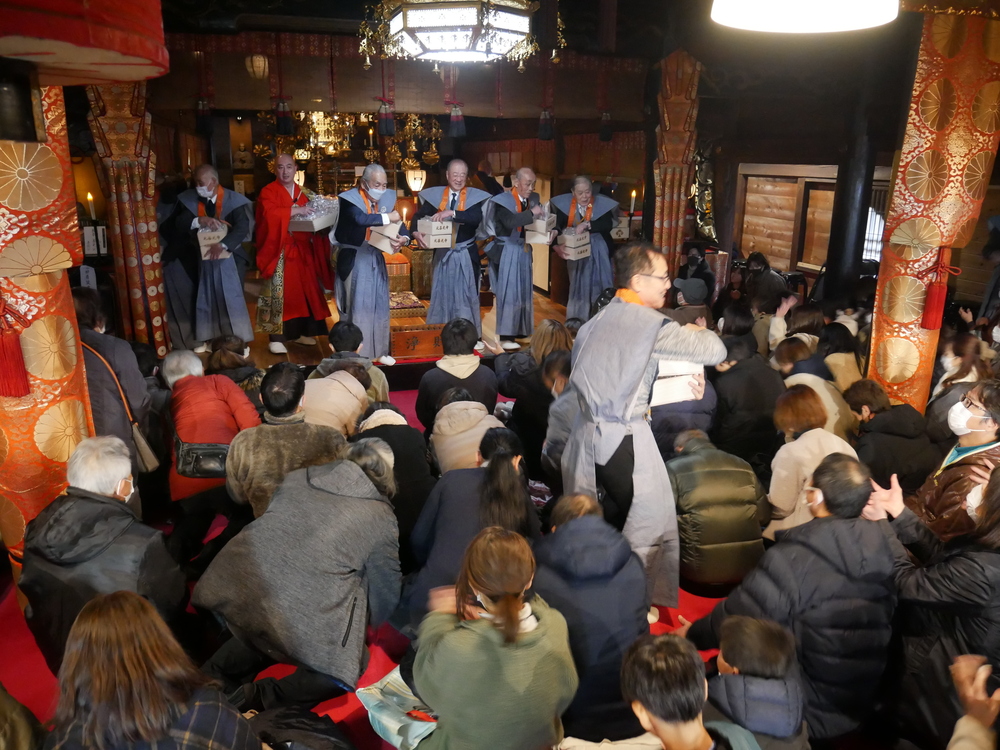 毎年節分には、ご祈祷と福豆まきが行われます。1