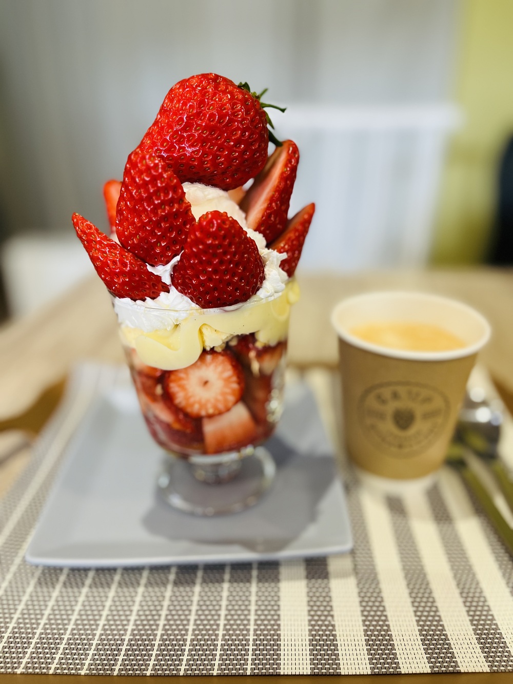 大きないちごがのった『いちごパフェ』（冬から春の期間限定）1