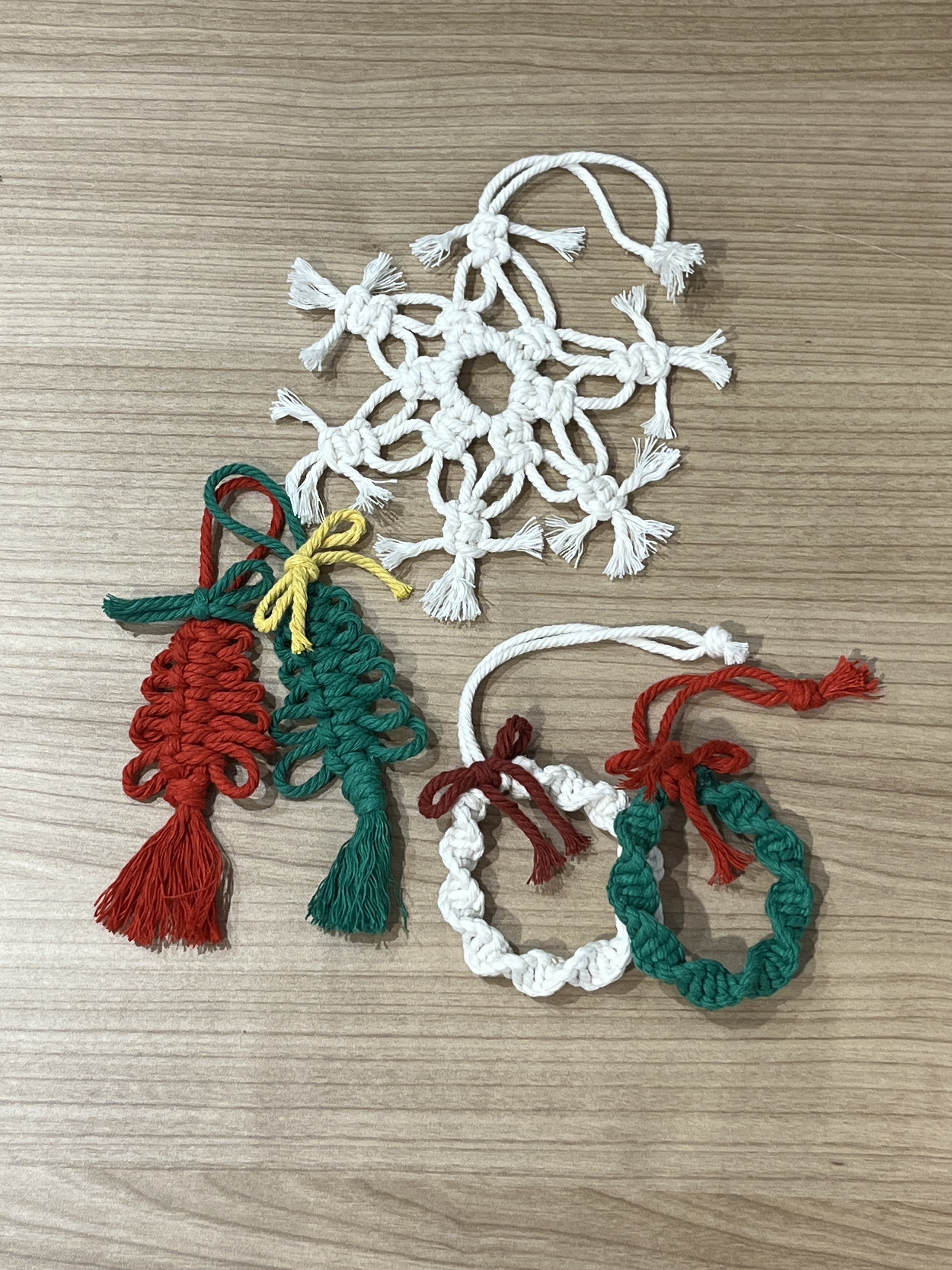 マクラメ編みクリスマスオーナメント