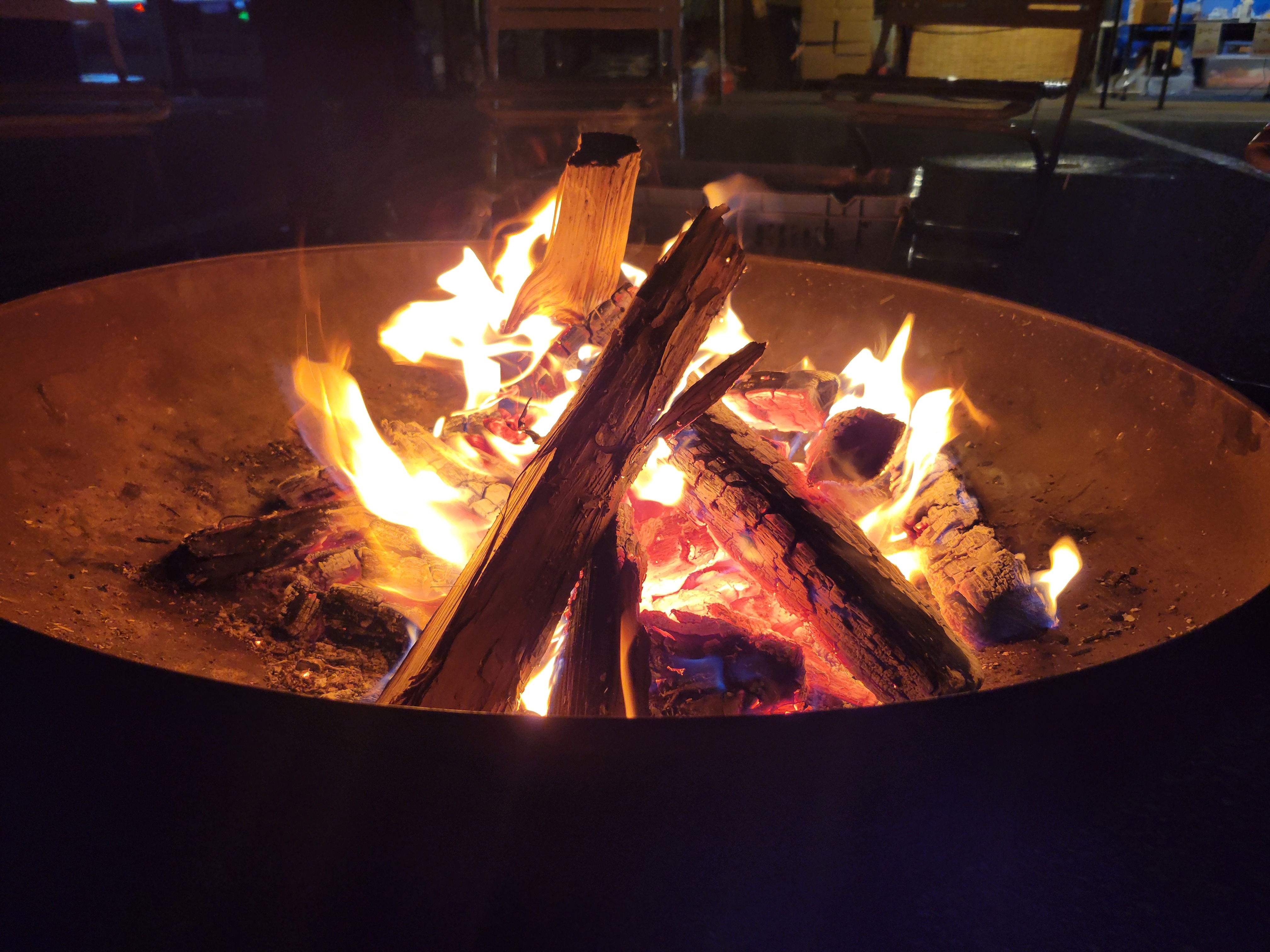 週末には焚き火を囲んで「焚き火BAR」も開催されます。　<br />
開催日：4月10日（金）～4月12日、4月17日（金）～4月19日（日）