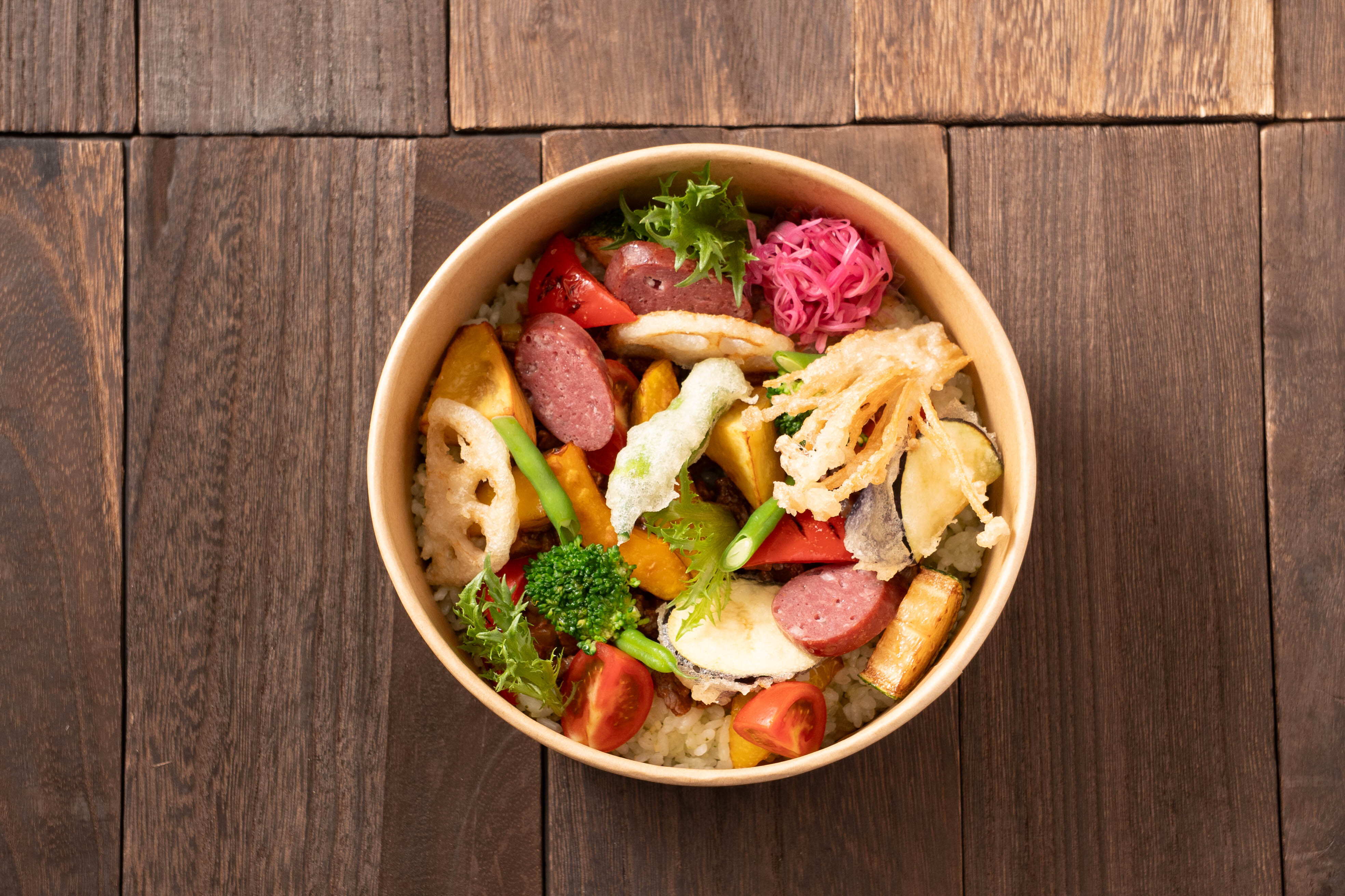 鹿肉タコスミートと鹿肉ソーセージに彩り豊かな12種類の野菜を合わせた特性ランチBOX