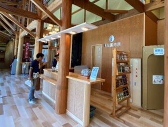 かぐらの湯ロビー横にある観光案内所。周辺ドライブ情報・立ち寄りスポット・所要時間などをご案内します。<br />
パンフレットや広域マップ、デジタルサイネージも設置。1