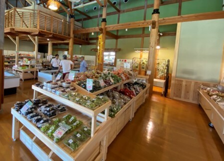 売店　地元の野菜やお土産などを販売しています。1